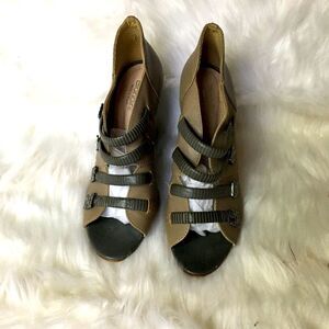 Biondini two tone leather wedge heels sandals SZ9